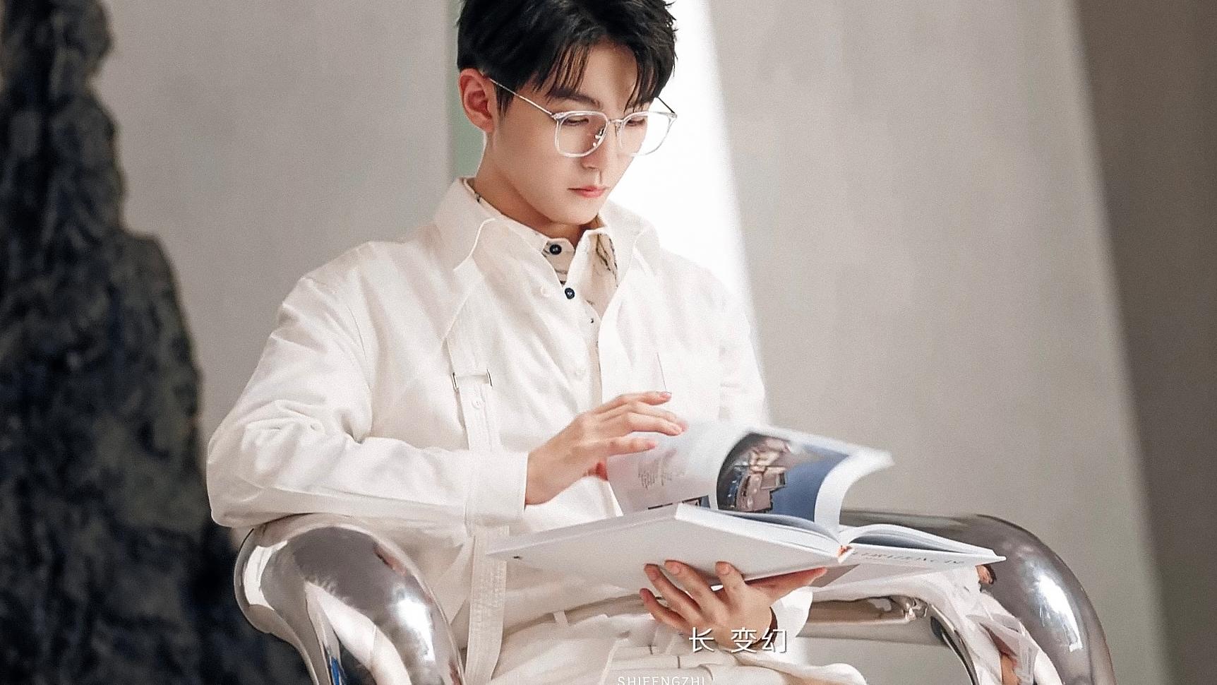 王俊凯|王俊凯被路人在食堂“偶遇”，粉丝调侃怎么可以让小凯在地上倒立