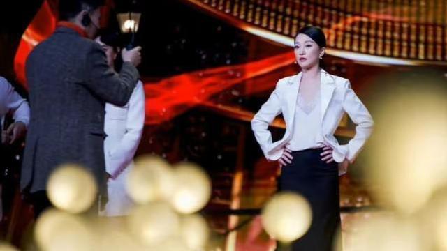 周迅|周迅越来越在乎形象啦！穿绿外套显年轻范，恋爱后笑容甜美似小花