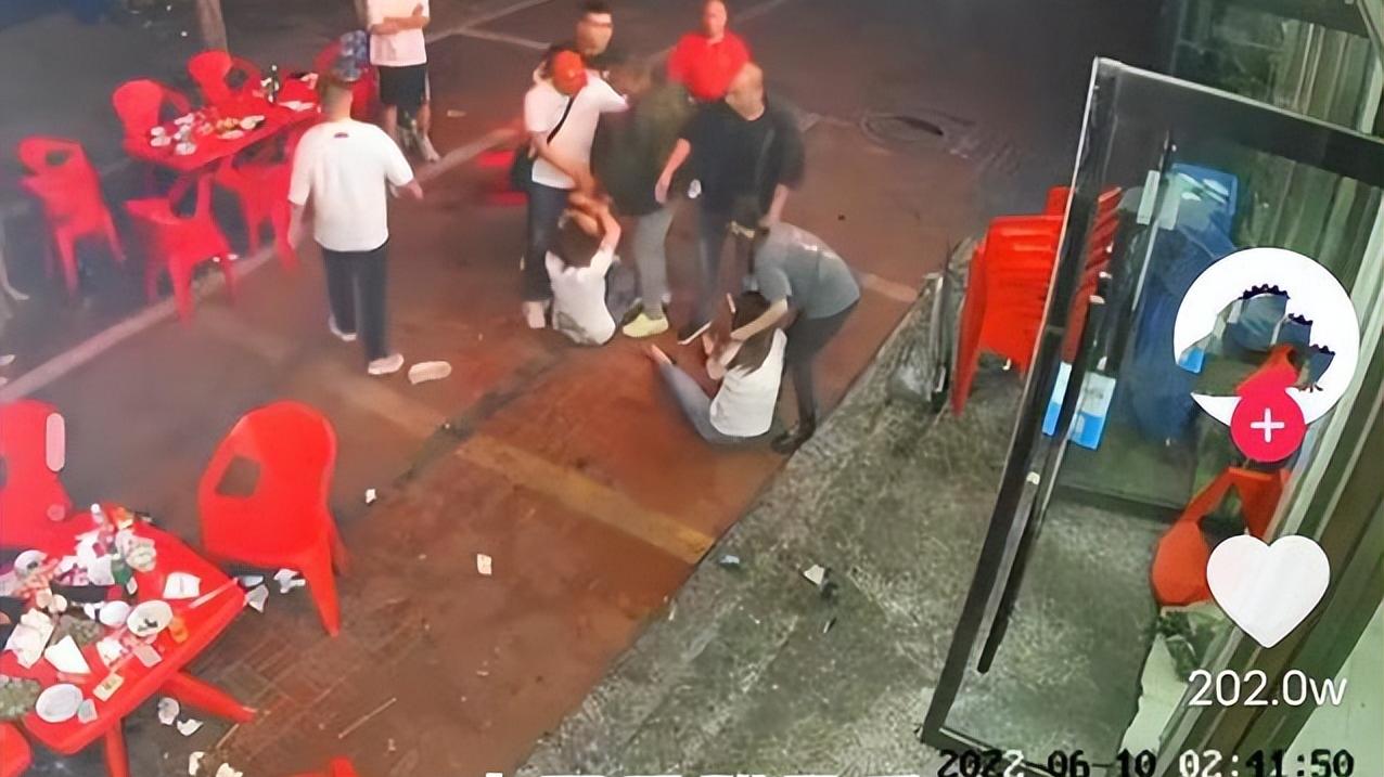 颠倒黑白|骚扰叫“交谈”，群殴叫“对抗”，这个记者无职业操守该下岗了