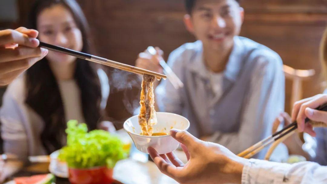 外国小哥收一次性筷子年赚百万，清洗干净注入树脂变家具，不简单