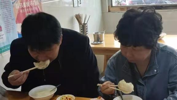 杜新枝|又在摆拍？杜新枝郭爸现身早餐店，动作生硬再引质疑