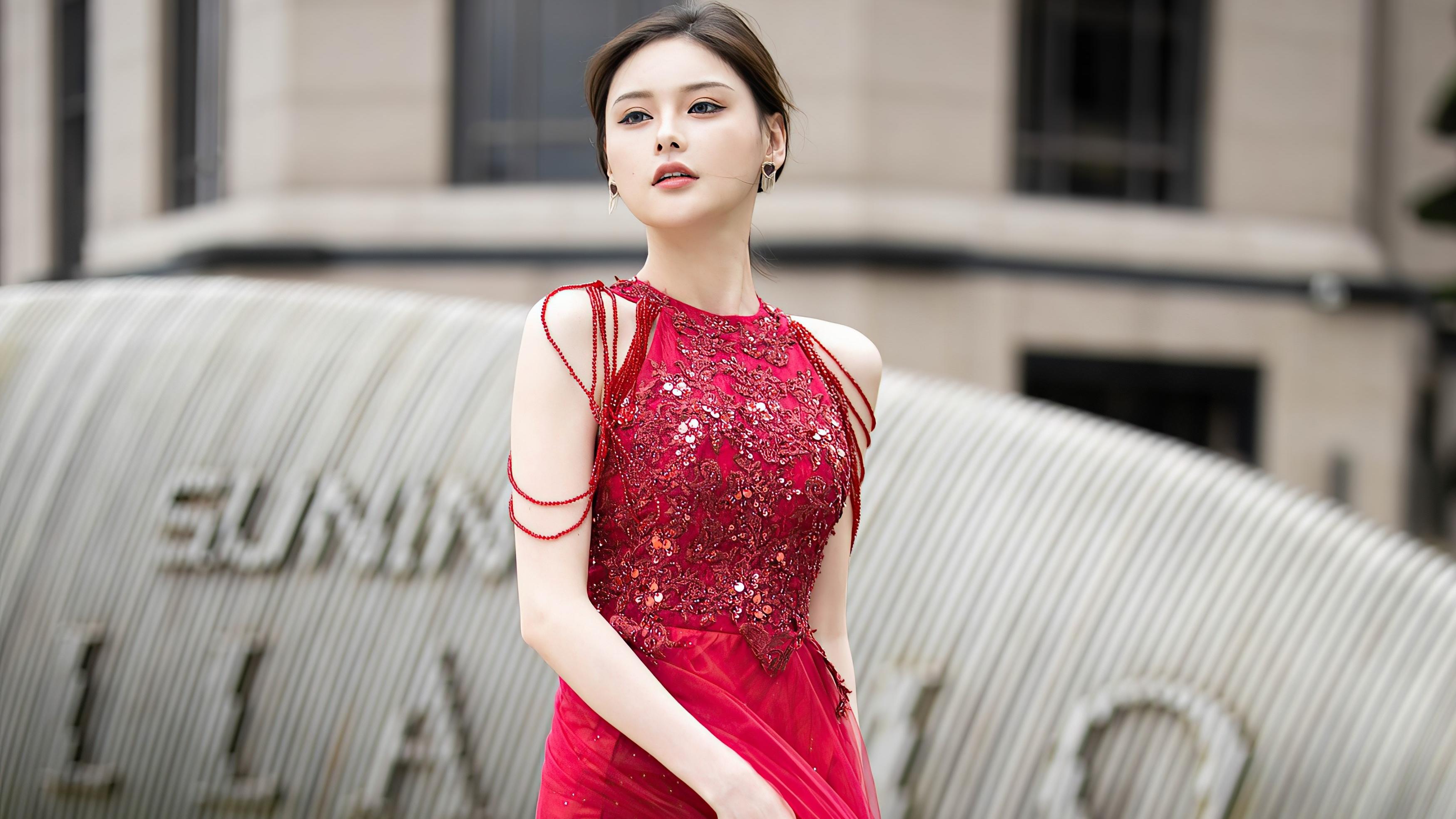 街拍|街拍：美女性感红长裙之下，亭亭玉立婀娜姿态与娇艳俏丽的容貌让人心神俱醉