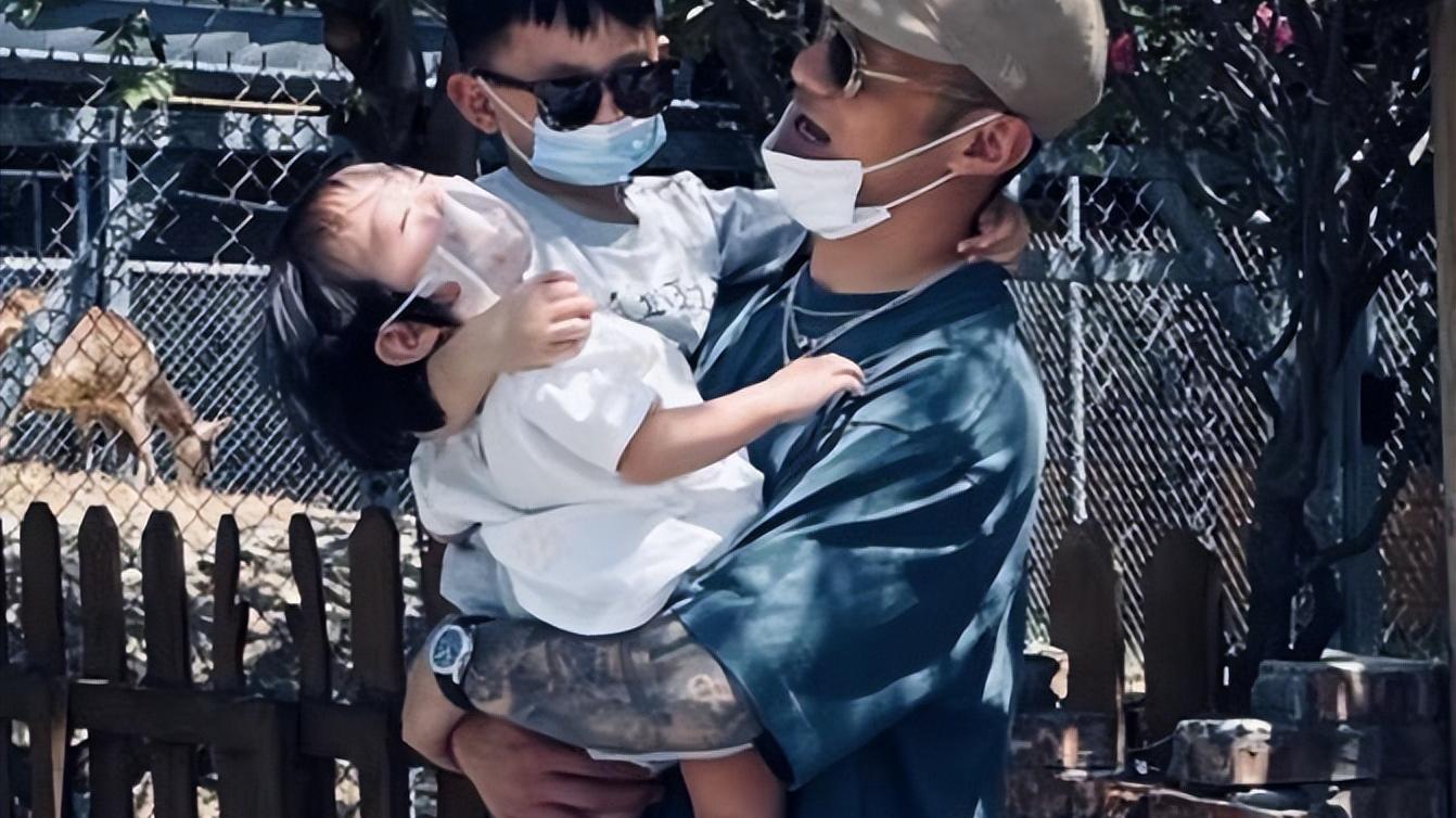 余文乐|余文乐罕见晒全家福！一儿一女同时出镜，妻子大长腿抢镜