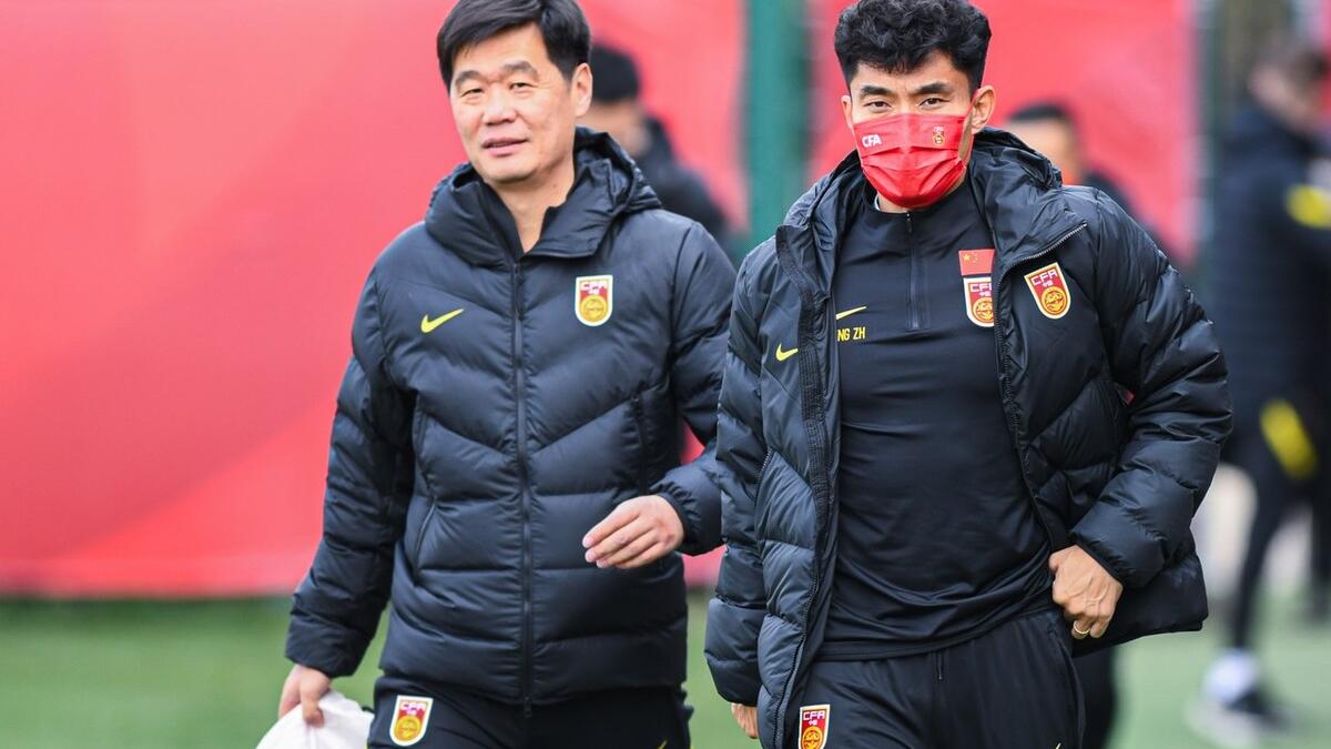 李霄鹏|国足传出搞笑消息：李霄鹏教练被“强留”！球迷吐槽声一片