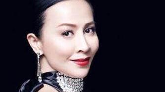 晒晒刘嘉玲现实中的家，客厅设计超大落地窗，在家就能看风景