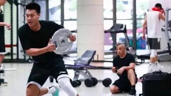 广东男篮|下午18点，CBA官宣伤情报告，广东宏远天降2大神兵，杜锋摊牌了