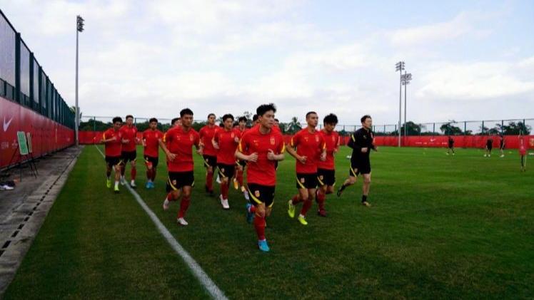 国足|晚上18点! 北京媒体曝出争议猛料: 国足集训沦为笑话, 球迷骂声一片