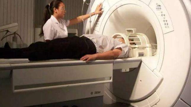 一台核磁共振仪器一年开支费用330万