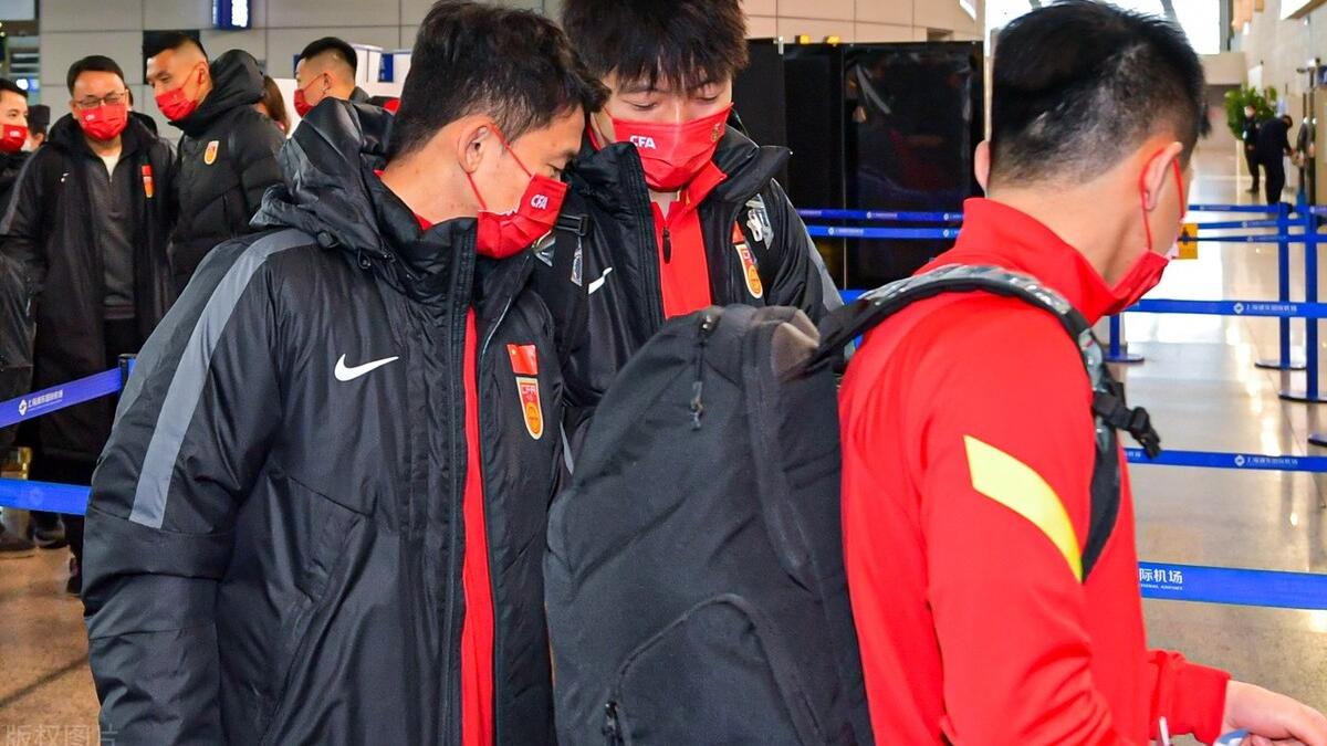 中超|上午10点，国足队员最新言论引发争议，球迷：你去柬埔寨也没人要