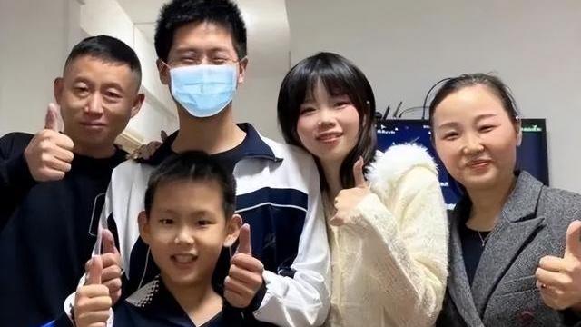 姐姐|孙海洋全家多年后团聚春游，孙卓却不太高兴，手里疑似还夹着香烟