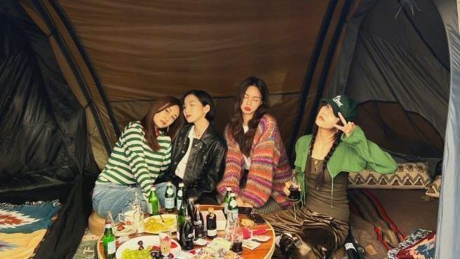 孟美岐|沈梦辰孟美岐野外露营，晒贴脸合影被骂，火速删博引发热议