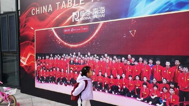 王楠|两个大人打小孩！女儿吐槽王楠：太欺负人，咬牙不服输，以一敌二