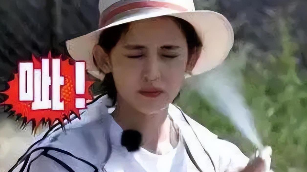 李思思|央视李思思烈日下陪娃踢球！脚踩200块国产鞋，头顶儿子外套防晒