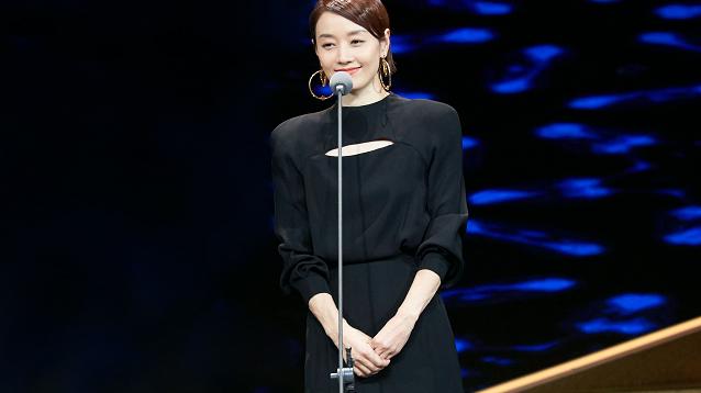 穿衣搭配 马伊琍穿成黑裙模板，小香风大气又精致，配短发显出清爽女人味