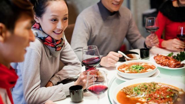 盖帽|饭局上领导说“去买包中华烟”，别真去买烟，高情商都懂4个礼数