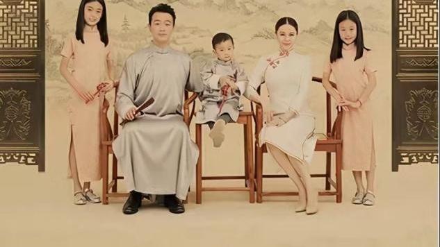 佟大为|佟大为一家国风全家福曝光，关悦娘仨穿旗袍温婉，三胎儿子超受宠