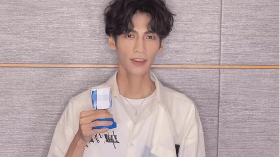 金晨|排骨胸、筷子四肢、纸片人，这些明星瘦的形同“干尸”