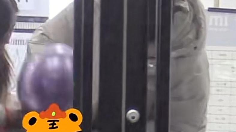 秦昊|秦昊化身女儿奴，带孩子玩雪生怕她冻到，5岁米粒戴眼镜纠正眼睛