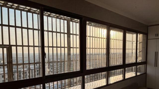 她家新房硬装结束，装修现代简约风格，最喜欢全屋定制的柜子了！