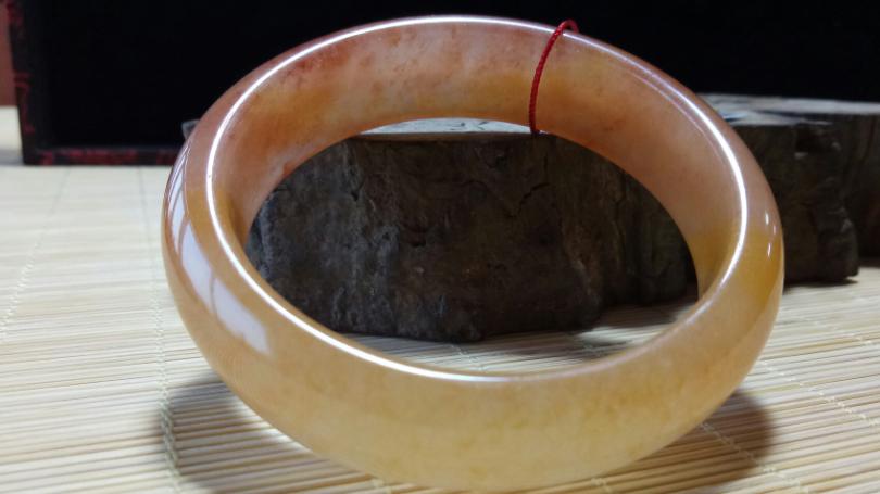 |翡翠手镯出现了血色，可能是铁离子的变化，不是什么邪物附体