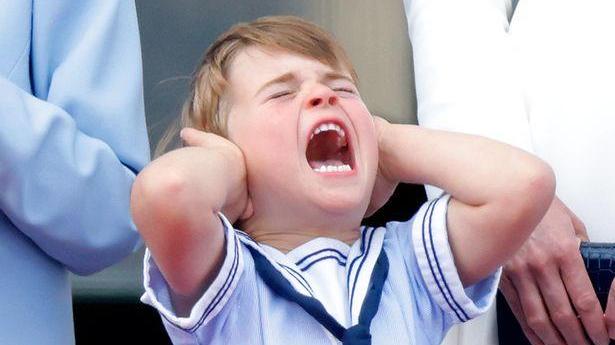 威廉|乔治和夏洛特在女王庆典表现无可挑剔，威廉凯特获赞“育儿有方”