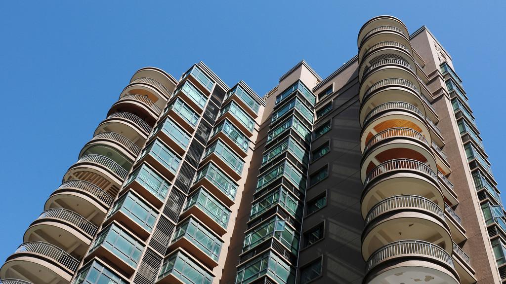 70万的房贷，30年要多少利息？如果70万存银行，30年有多少利息？