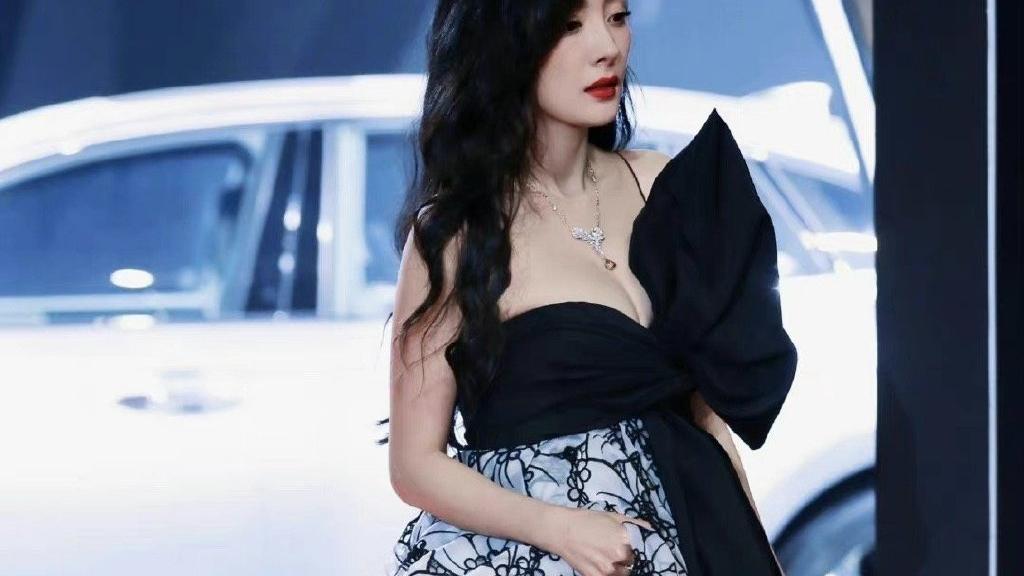 杨幂|杨幂真大方！穿抹胸长裙高调登台，硕大的蝴蝶结遮不住傲人事业线