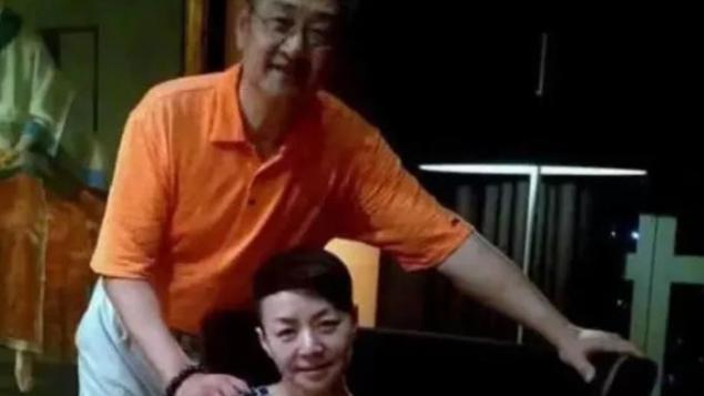 宋丹丹|61岁宋丹丹私下聚餐被拍，和徐帆同框差距大，三婚老公拎一堆赠品