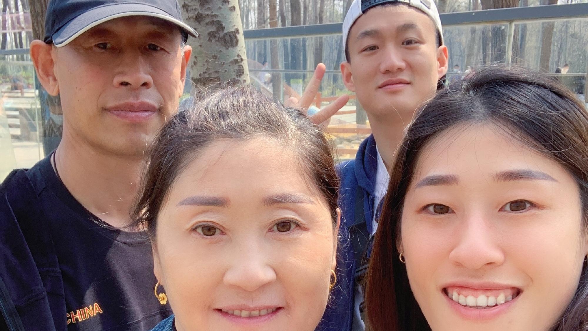 萨迪克|官宣了！32岁中国女排奥运冠军带男友见家长，晒出一家四口照片
