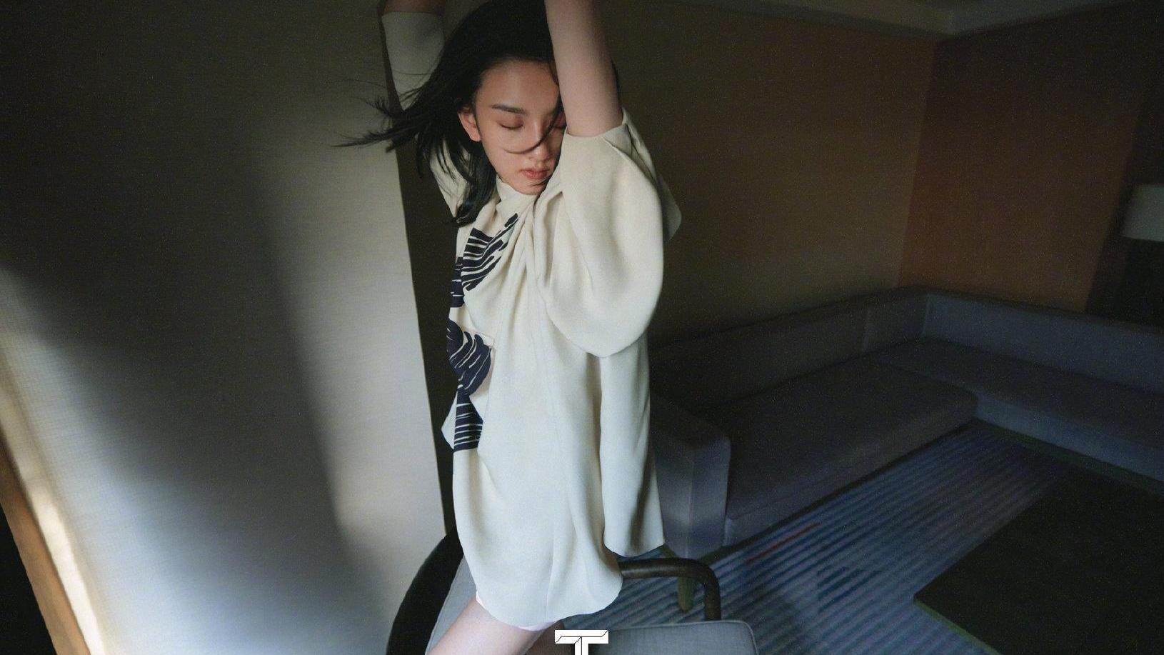 宋祖儿|最美童星真的长大了，躺床上拍照又纯又欲，网友：很会摆