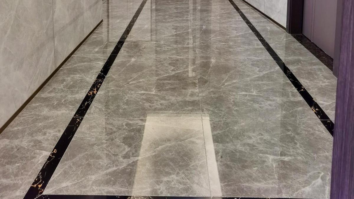 邻居家的现代轻奢风真的很酷，主调灰色用橘色点缀，很特别和精致