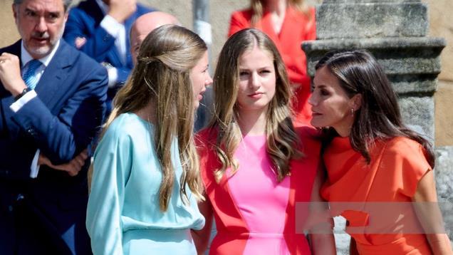 西班牙王后又美了！一袭橘色连衣裙同框俩女儿，赢了身材却输年龄