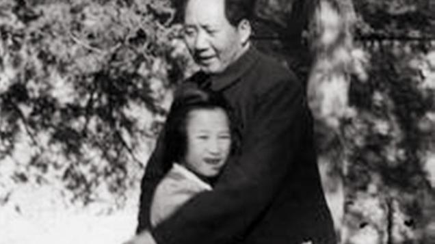 古月|李讷古月珍贵合影，抱着痛哭：“你的手跟我父亲的手感觉一样”