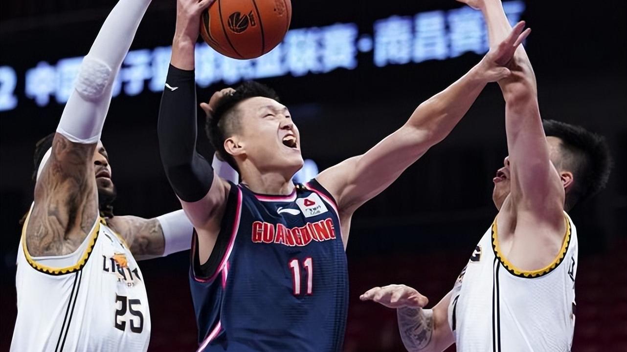 黄雅琼|伤兵满营！广东两大后卫合砍39分已尽力，朱芳雨场边一幕太罕见