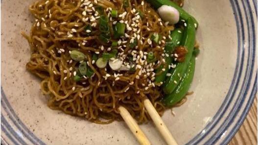 面条|广东江门只有3张桌子的小店，晚5点才开门营业，深夜1点还挤满人