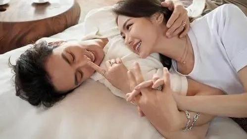 戚薇|?戚薇：“女儿睡了，我会喷上亿的香水，拿红酒和老公去厕所约会”