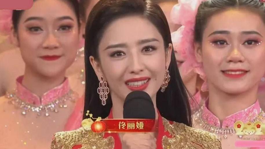 王源|继佟丽娅之后，唐嫣主持东方卫视春晚，女演员跨界当主持人好养眼