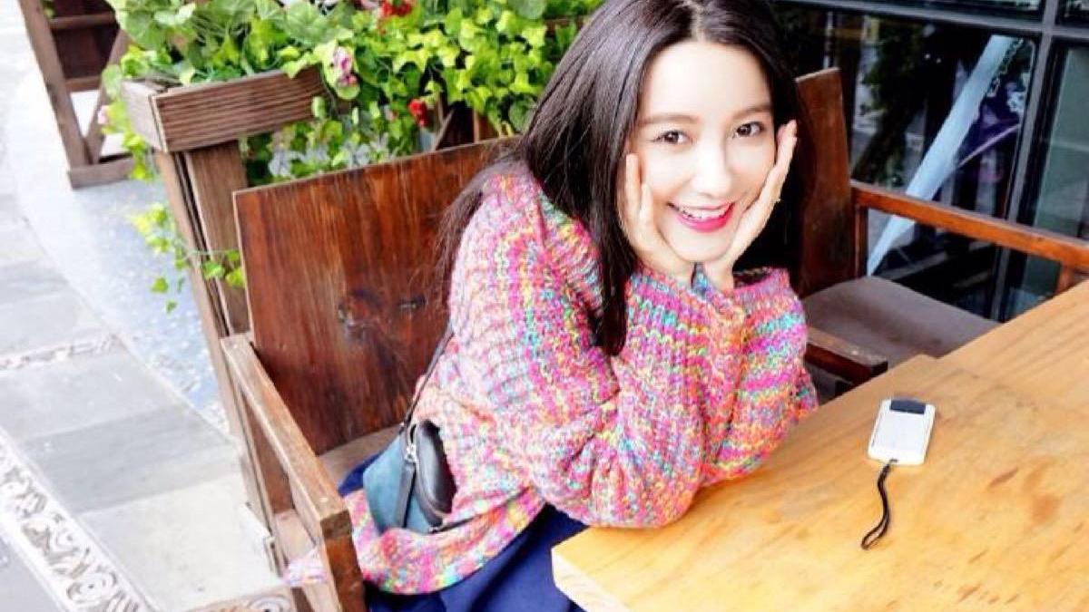 白敬亭|两个女人暗暗较量，张大奕变相“卖惨”，董花花发文另有目的？