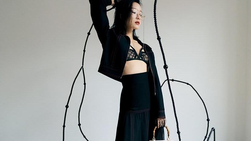 倪妮|倪妮拍时尚杂志秀身材！胸前仅一根带子连接，开衩长裙炫白嫩大腿