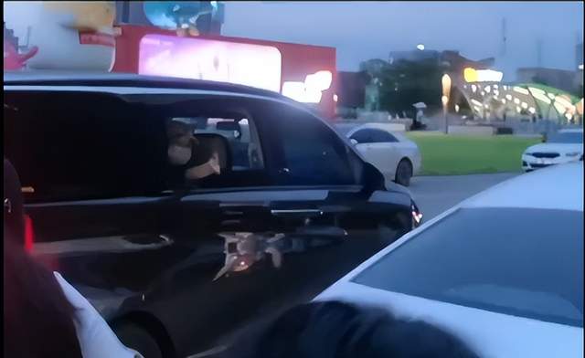 杨紫|再现双向奔赴！杨紫特地停车接粉丝的信，网友：这一幕太暖心了