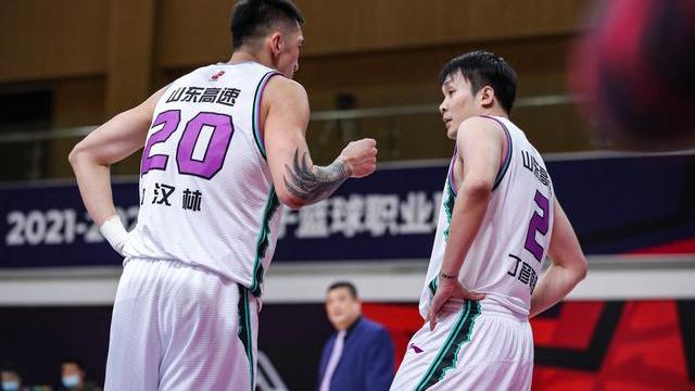 山东男篮|忍气吞声？山东大汉喊不公平，高诗岩无动于衷，丁彦雨航也没说话