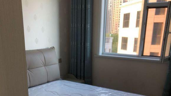 新房晾味中亲朋就来参观，本以为会称赞，看到卧室地板却吐槽起来