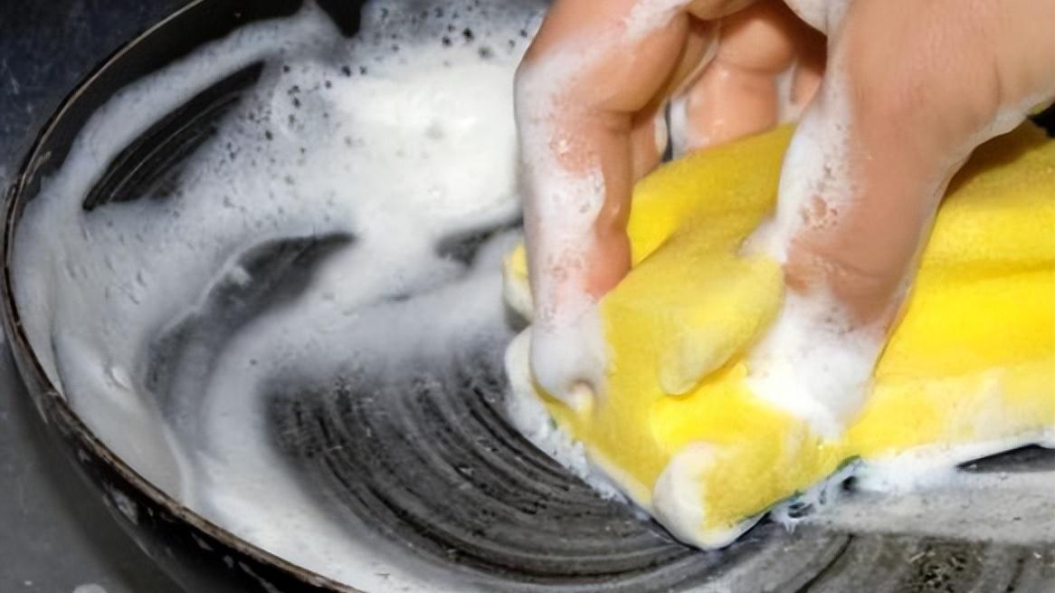 不锈钢锅“发黄发黑”怎么办？老保姆教你两招，干净又杀菌