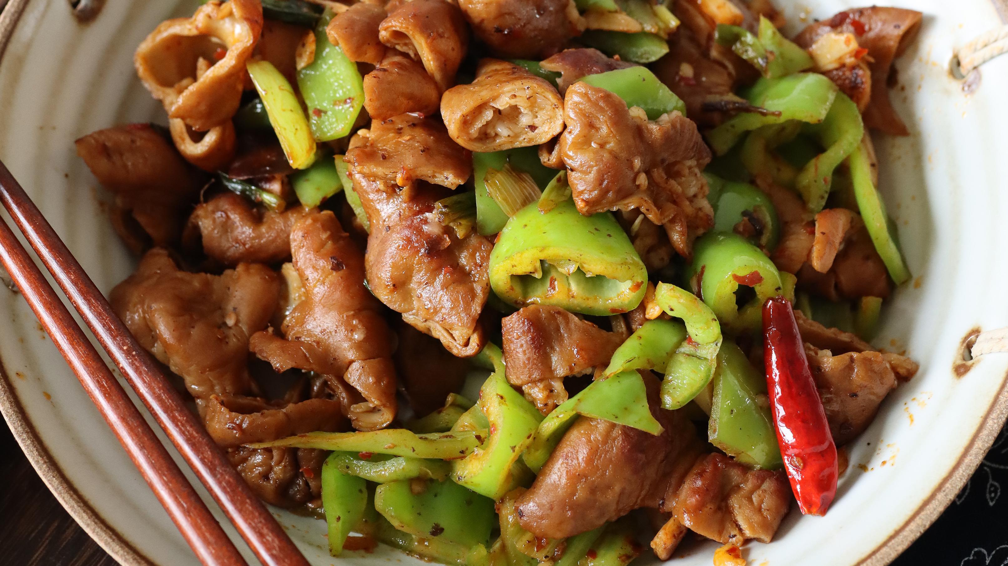 烧鸡|炒肥肠，直接下锅大错特错，加一点“它”，又嫩又香，越吃越想吃