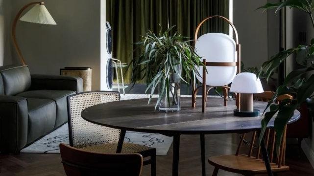 88㎡小众罗马复古风设计，玄关柜和转角弧形墙体中设计壁龛