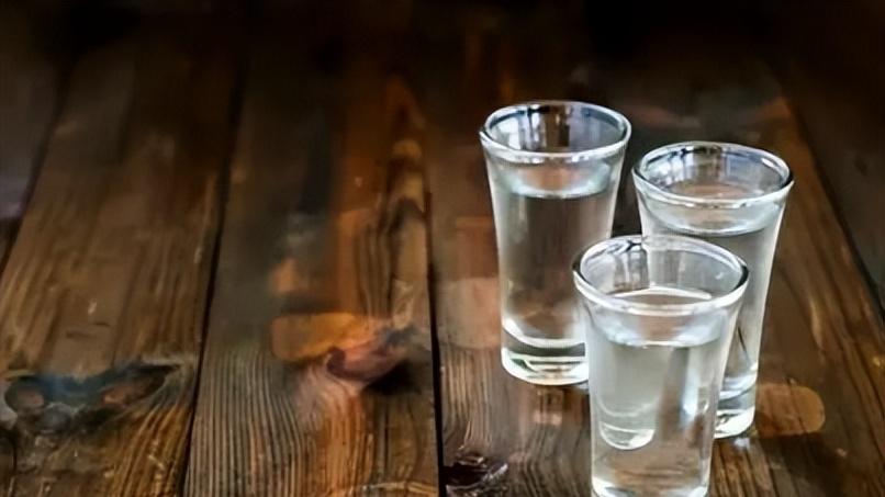 喝酱酒时为什么要配一瓶矿泉水？三个原因告诉你带矿泉水的好处