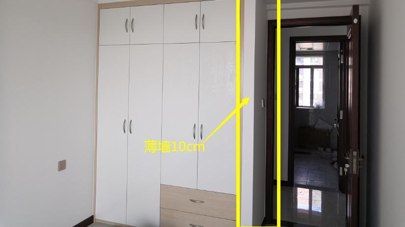 卧室无凹位怎么实现嵌入式衣柜？这样侧边砌10cm薄墙，美观又实用！