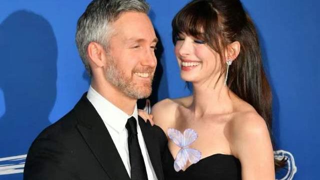 辣妈|安妮·海瑟薇一家海外度假！辣妈遛娃打扮超靓，小儿子呆萌惹人爱