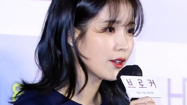 iu|28岁IU太厉害了！大长腿亮相新片发布会，就连是枝裕和都是她粉丝