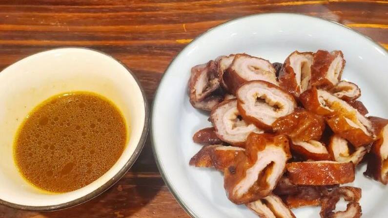 杭州|杭州这家不起眼的小饭馆，炸大肠是拿手绝活，老板规矩太多仍很火